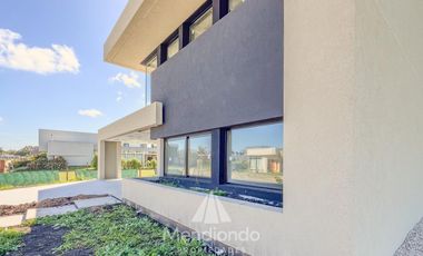Casa 4 amb con piscina y cochera doble en Barrio Privado Tierras del Mar