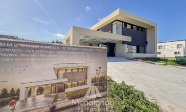 Casa 4 amb con piscina y cochera doble en Barrio Privado Tierras del Mar