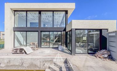 Casa 4 amb con piscina y cochera doble en Barrio Privado Tierras del Mar