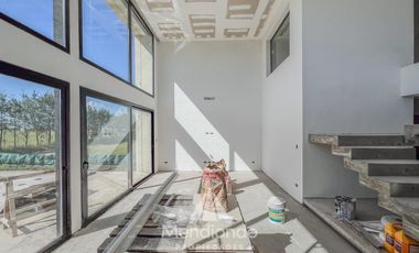 Casa 4 amb con piscina y cochera doble en Barrio Privado Tierras del Mar