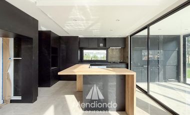 Casa 4 amb con piscina y cochera doble en Barrio Privado Tierras del Mar