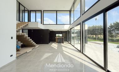 Casa 4 amb con piscina y cochera doble en Barrio Privado Tierras del Mar
