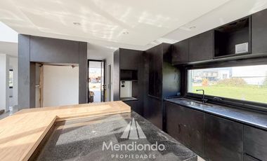 Casa 4 amb con piscina y cochera doble en Barrio Privado Tierras del Mar