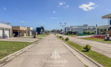 Casa 4 amb con piscina y cochera doble en Barrio Privado Tierras del Mar
