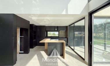 Casa 4 amb con piscina y cochera doble en Barrio Privado Tierras del Mar