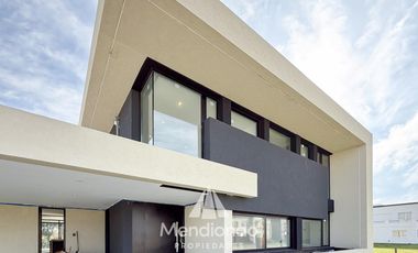 Casa 4 amb con piscina y cochera doble en Barrio Privado Tierras del Mar