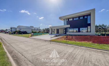 Casa 4 amb con piscina y cochera doble en Barrio Privado Tierras del Mar