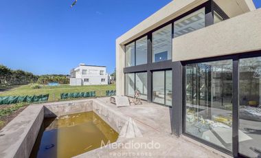Casa 4 amb con piscina y cochera doble en Barrio Privado Tierras del Mar