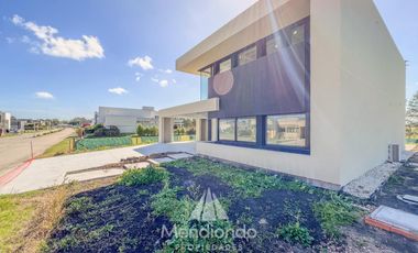 Casa 4 amb con piscina y cochera doble en Barrio Privado Tierras del Mar