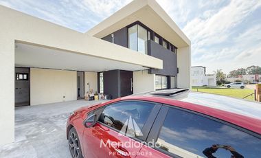 Casa 4 amb con piscina y cochera doble en Barrio Privado Tierras del Mar