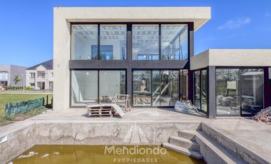 Casa 4 amb con piscina y cochera doble en Barrio Privado Tierras del Mar