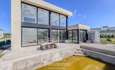 Casa 4 amb con piscina y cochera doble en Barrio Privado Tierras del Mar