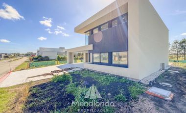 Casa 4 amb con piscina y cochera doble en Barrio Privado Tierras del Mar