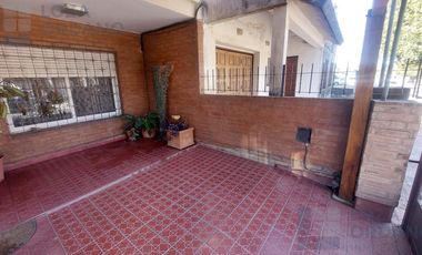 VENTA CASA 2 DORM COCHERA PATIO