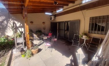 VENTA CASA 2 DORM COCHERA PATIO