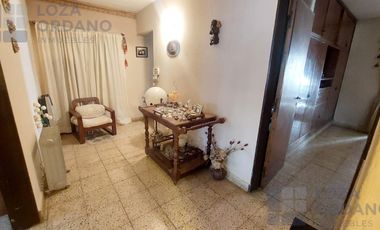 VENTA CASA 2 DORM COCHERA PATIO