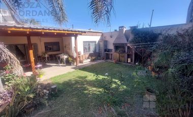 VENTA CASA 2 DORM COCHERA PATIO