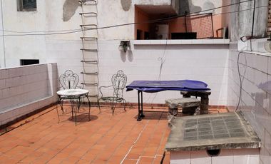 Amplia casa en  venta en Ramón Falcón 3300, Flores