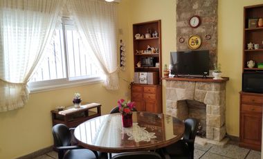 Amplia casa en  venta en Ramón Falcón 3300, Flores