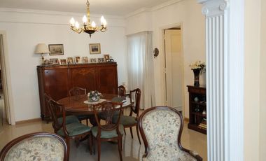 Amplia casa en  venta en Ramón Falcón 3300, Flores