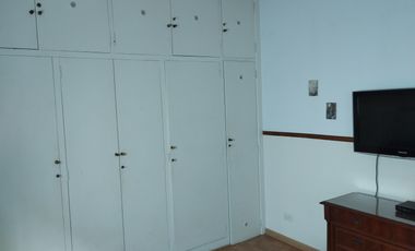 Amplia casa en  venta en Ramón Falcón 3300, Flores