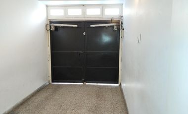 Amplia casa en  venta en Ramón Falcón 3300, Flores