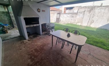 Venta de Casa 3 ambientes con cochera y patio en Florencio Varela