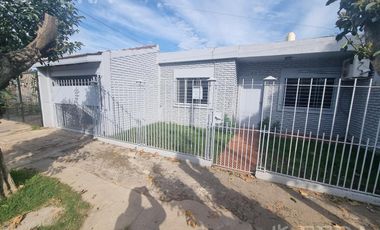 Venta de Casa 3 ambientes con cochera y patio en Florencio Varela