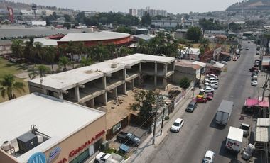 Local comercial en Plaza Santa María Tequepexpan
