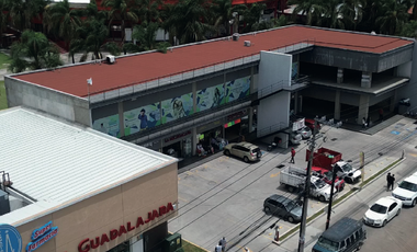Local comercial en Plaza Santa María Tequepexpan