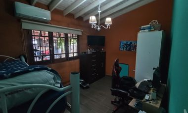 VENTA CASA 4 AMBIENTES MORENO