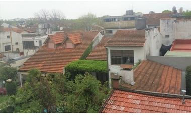 Dpto 2 amb muy luminoso, 2do piso por escalera