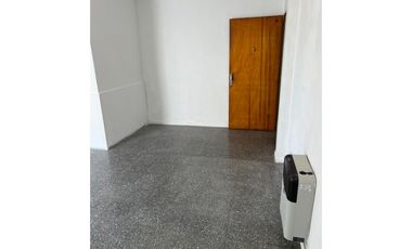 Dpto 2 amb muy luminoso, 2do piso por escalera