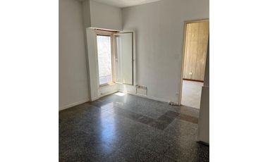 Dpto 2 amb muy luminoso, 2do piso por escalera