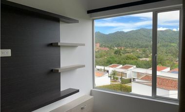 CASA EN EL RETIRO
