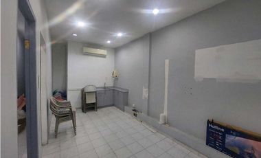 Alquilo local comercial en central de Chitre.