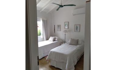 HERMOSA CASA EN PINAMAR A 1 CUADRA Y MEDIA DEL MAR