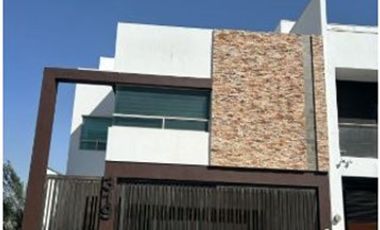 CASA EN VENTA EN PRIVADA CUMBRES SANTORAL
