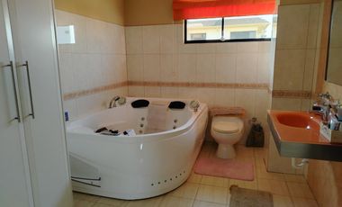 Amplia Casa en Renta de 5 dormitorios dentro de urbanización sector Conocoto, Valle de los Chillos