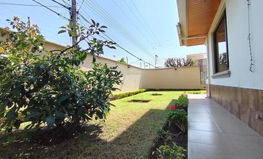 Amplia Casa en Renta de 5 dormitorios dentro de urbanización sector Conocoto, Valle de los Chillos
