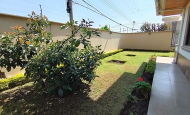 Amplia Casa en Renta de 5 dormitorios dentro de urbanización sector Conocoto, Valle de los Chillos
