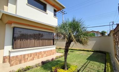 Amplia Casa en Renta de 5 dormitorios dentro de urbanización sector Conocoto, Valle de los Chillos
