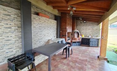 Amplia Casa en Renta de 5 dormitorios dentro de urbanización sector Conocoto, Valle de los Chillos