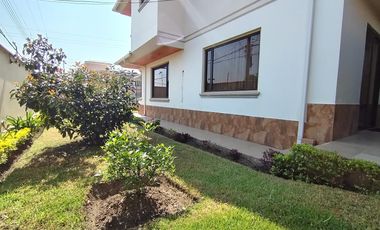 Amplia Casa en Renta de 5 dormitorios dentro de urbanización sector Conocoto, Valle de los Chillos