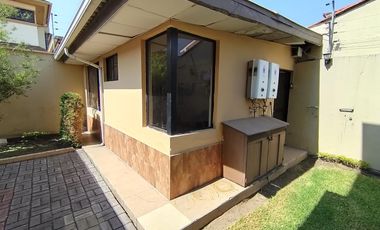 Amplia Casa en Renta de 5 dormitorios dentro de urbanización sector Conocoto, Valle de los Chillos