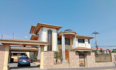 Amplia Casa en Renta de 5 dormitorios dentro de urbanización sector Conocoto, Valle de los Chillos