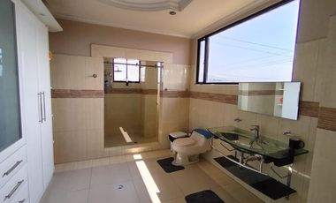 Amplia Casa en Renta de 5 dormitorios dentro de urbanización sector Conocoto, Valle de los Chillos