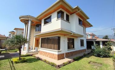Amplia Casa en Renta de 5 dormitorios dentro de urbanización sector Conocoto, Valle de los Chillos