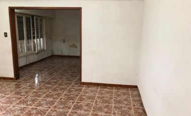 Casa con local en esquina - Terreno libre - cochera - vende Gabriel Suarez