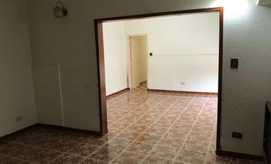 Casa con local en esquina - Terreno libre - cochera - vende Gabriel Suarez